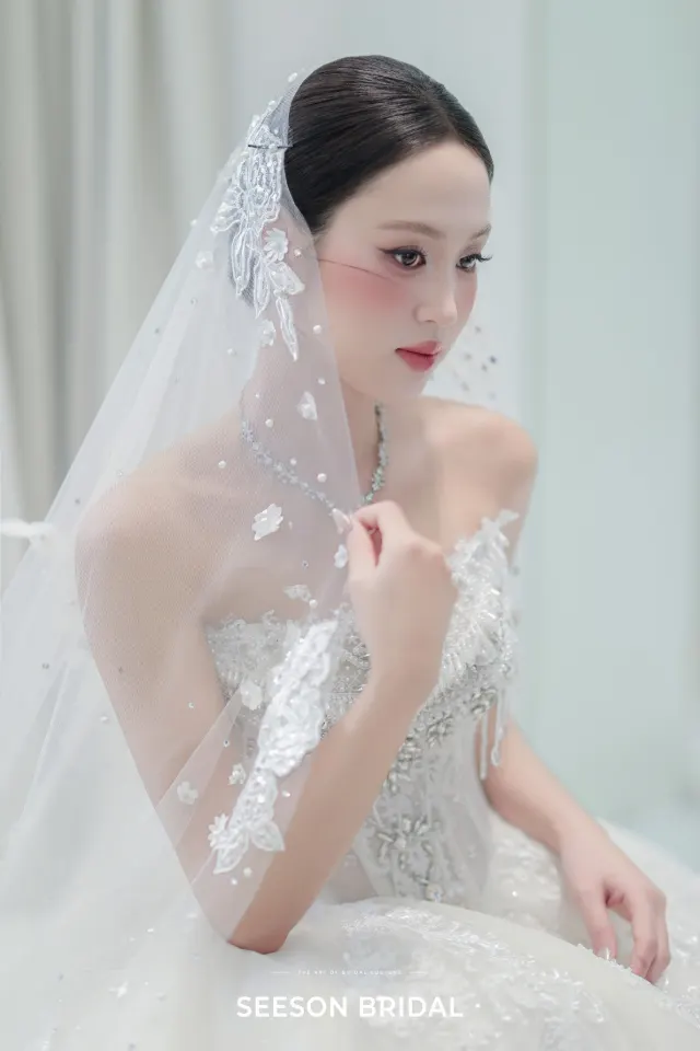 Cận chi tiết ren, đá và voan — bộ sưu tập váy cưới Sương, Seeson Bridal (ảnh 1/7)
