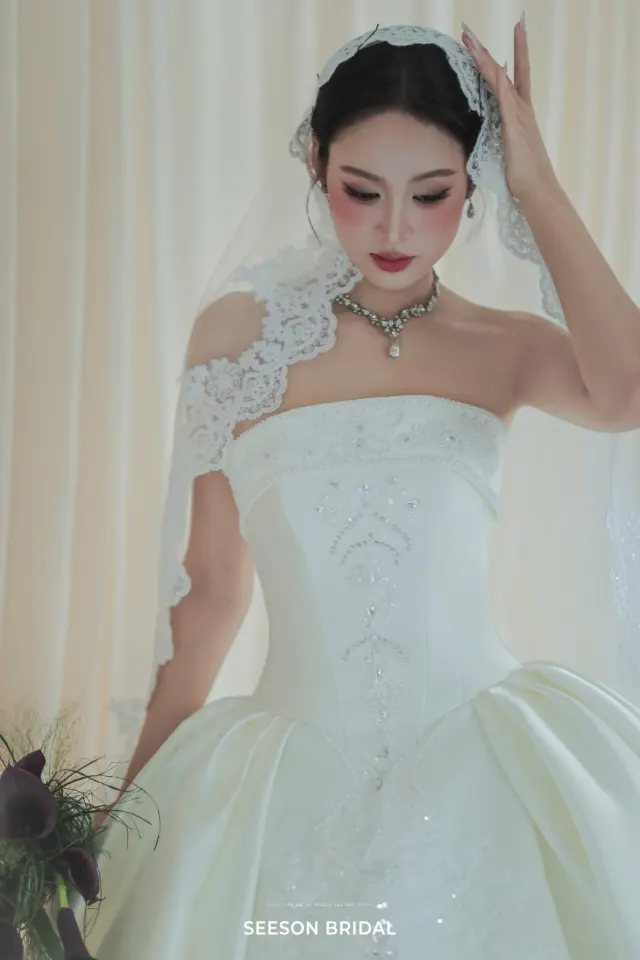 Cận chi tiết ren, đá và voan — bộ sưu tập váy cưới Sương, Seeson Bridal (ảnh 6/7)