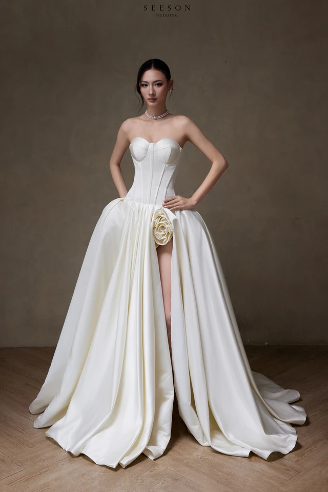 Váy cưới Rosalie TE-01 — Satin ngà · xẻ tà cao · hoa hồng lụa — SeesonWedding TP.HCM (ảnh 1/8)