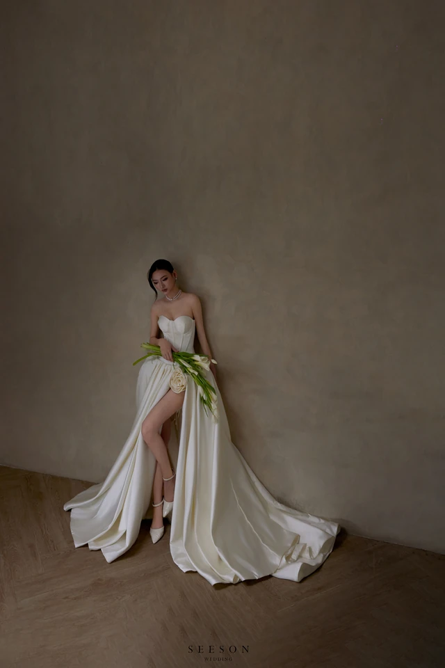 Váy cưới Rosalie TE-01 — Satin ngà · xẻ tà cao · hoa hồng lụa — SeesonWedding TP.HCM (ảnh 3/8)