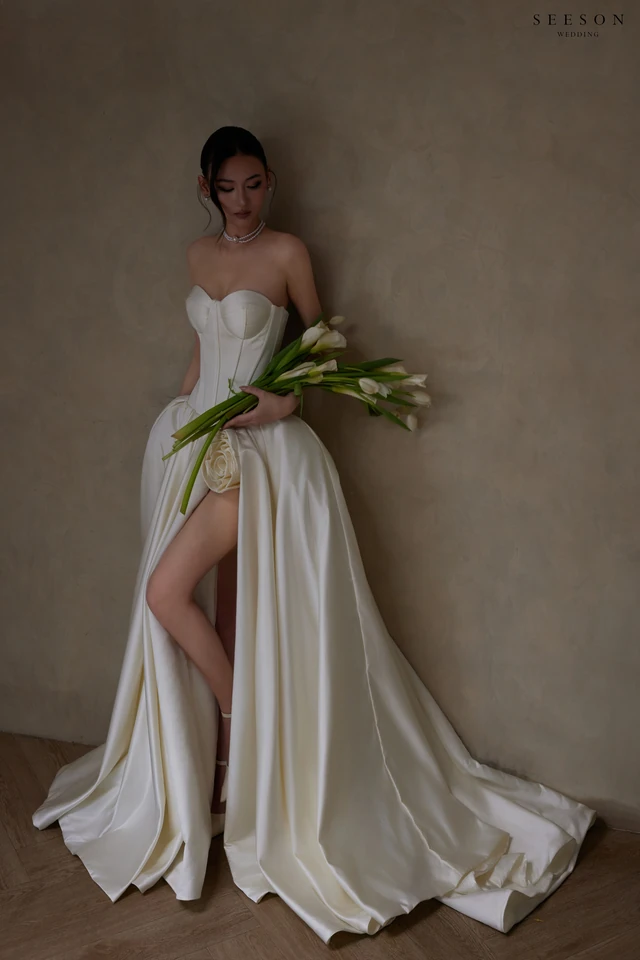 Váy cưới Rosalie TE-01 — Satin ngà · xẻ tà cao · hoa hồng lụa — SeesonWedding TP.HCM (ảnh 4/8)
