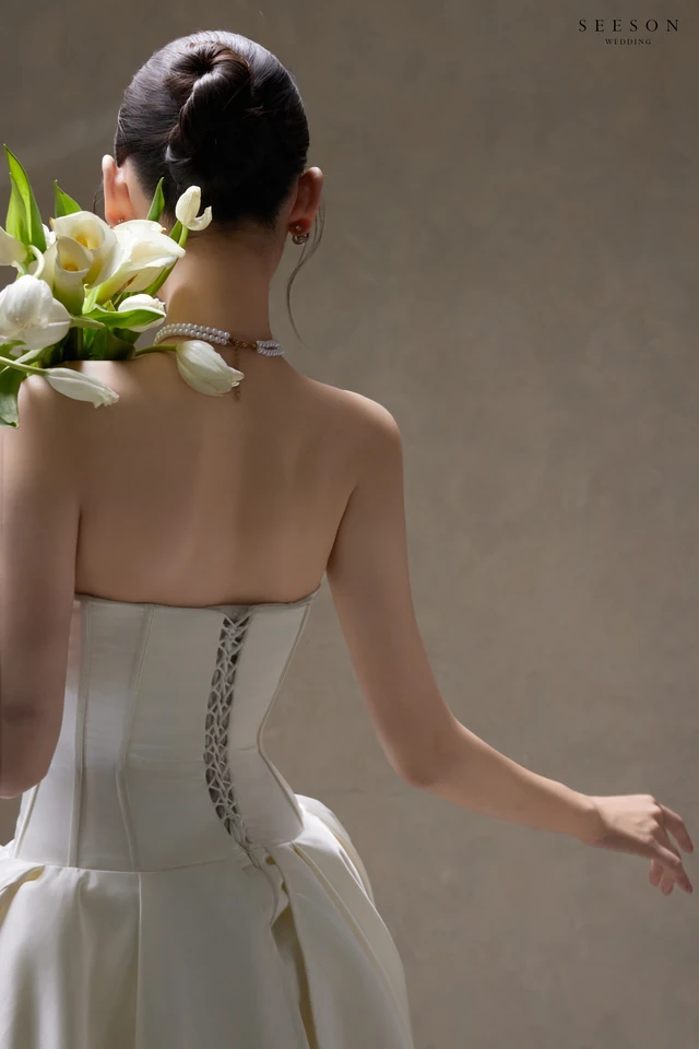 Váy cưới Rosalie TE-01 — Satin ngà · xẻ tà cao · hoa hồng lụa — SeesonWedding TP.HCM (ảnh 6/8)