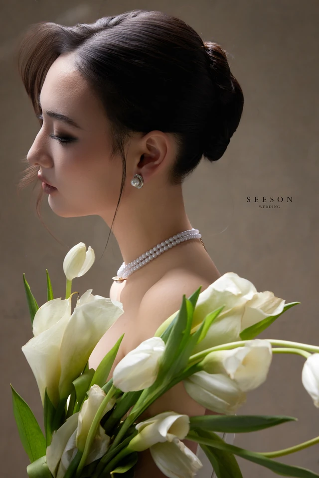 Váy cưới Rosalie TE-01 — Satin ngà · xẻ tà cao · hoa hồng lụa — SeesonWedding TP.HCM (ảnh 7/8)