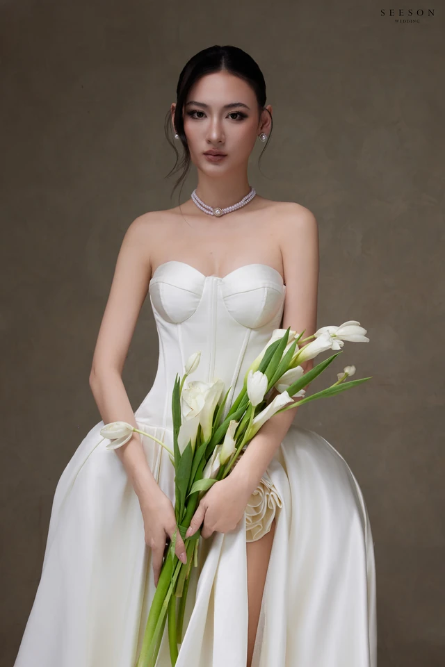 Váy cưới Rosalie TE-01 — Satin ngà · xẻ tà cao · hoa hồng lụa — SeesonWedding TP.HCM (ảnh 8/8)