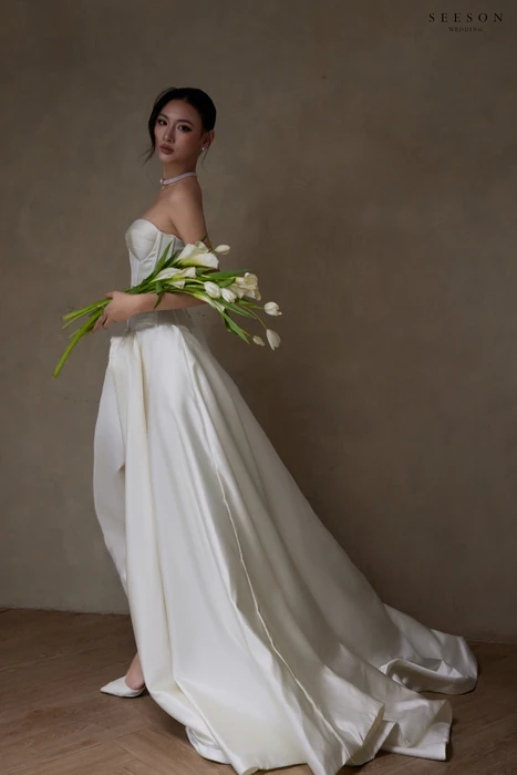 Váy cưới Rosalie (TE-01) — Satin ngà · xẻ tà cao · hoa hồng lụa — SeesonWedding TP.HCM