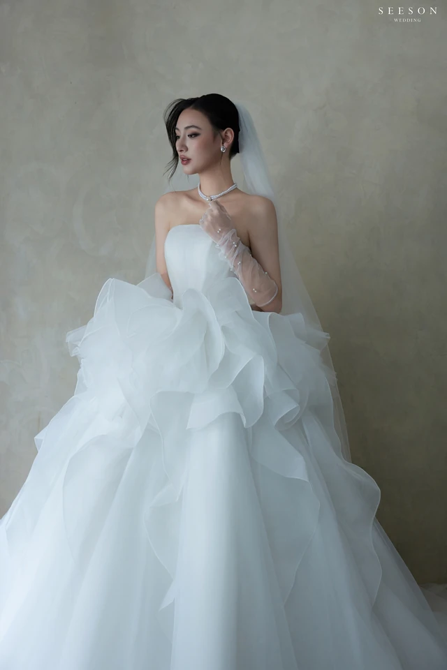 Váy cưới Nuage TE-02 — Organza xếp tầng · găng ren dài — SeesonWedding TP.HCM (ảnh 2/12)