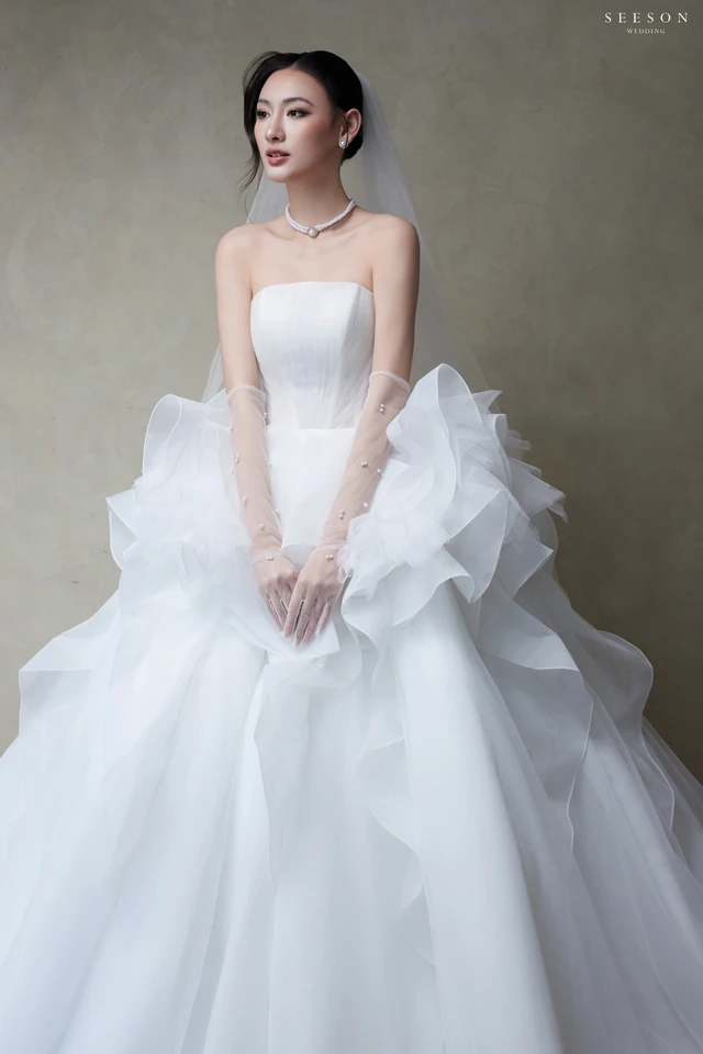 Váy cưới Nuage TE-02 — Organza xếp tầng · găng ren dài — SeesonWedding TP.HCM (ảnh 3/12)