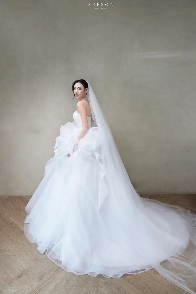Váy cưới Nuage TE-02 — Organza xếp tầng · găng ren dài — SeesonWedding TP.HCM (ảnh 6/12)