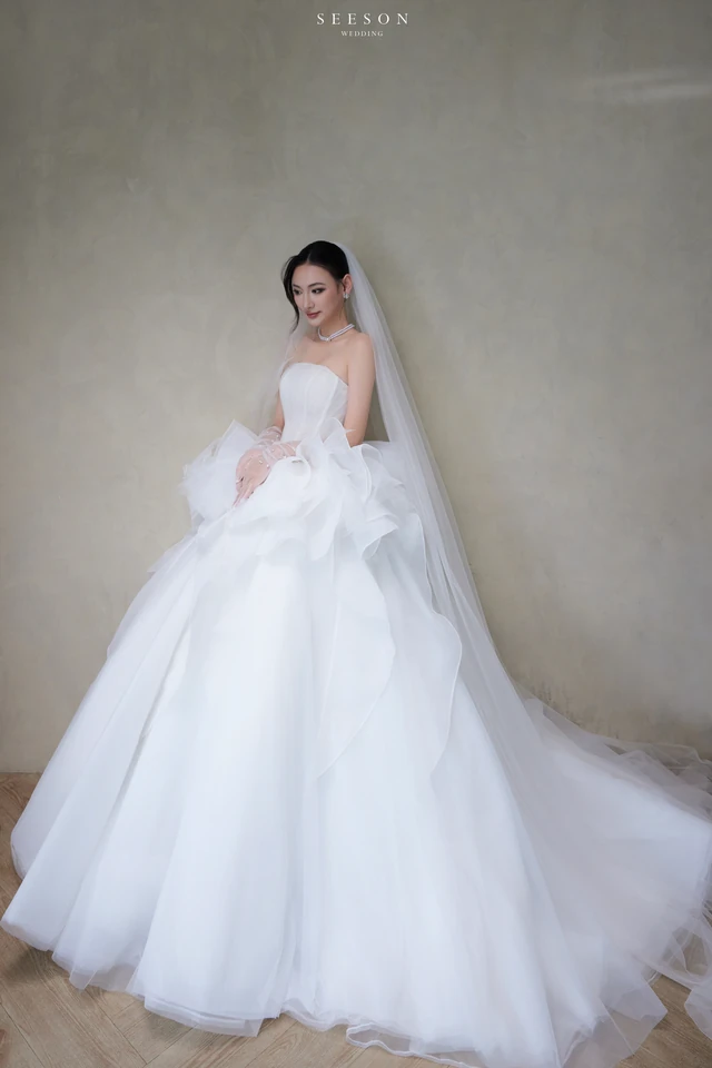 Váy cưới Nuage TE-02 — Organza xếp tầng · găng ren dài — SeesonWedding TP.HCM (ảnh 7/12)