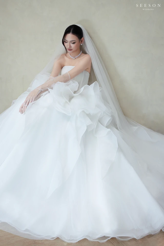 Váy cưới Nuage TE-02 — Organza xếp tầng · găng ren dài — SeesonWedding TP.HCM (ảnh 8/12)