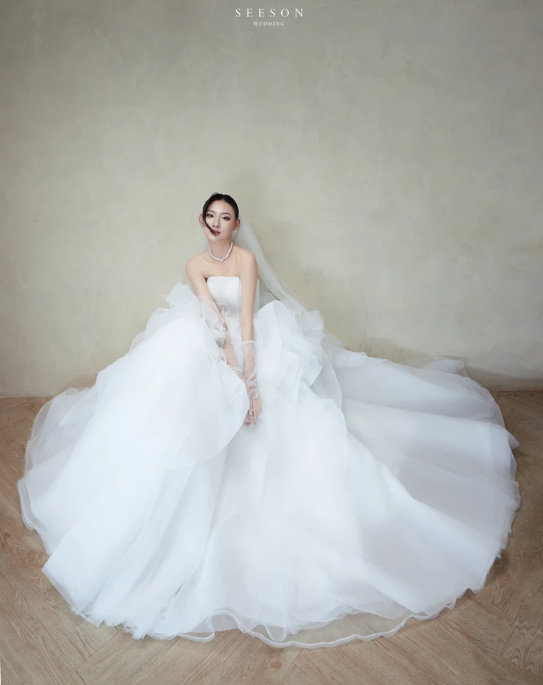 Váy cưới Nuage TE-02 — Organza xếp tầng · găng ren dài — SeesonWedding TP.HCM (ảnh 9/12)
