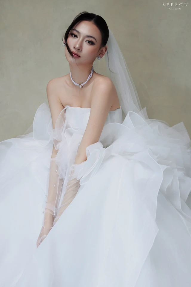 Váy cưới Nuage TE-02 — Organza xếp tầng · găng ren dài — SeesonWedding TP.HCM (ảnh 10/12)