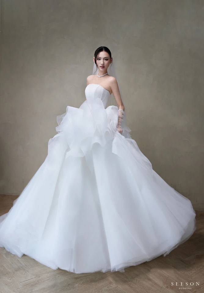 Váy cưới Nuage TE-02 — Organza xếp tầng · găng ren dài — SeesonWedding TP.HCM (ảnh 11/12)