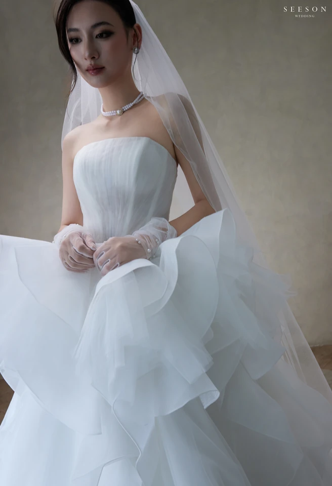 Váy cưới Nuage TE-02 — Organza xếp tầng · găng ren dài — SeesonWedding TP.HCM (ảnh 12/12)