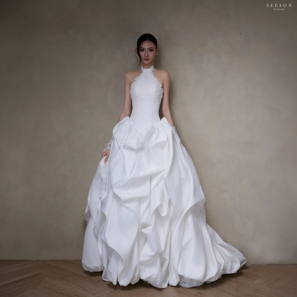 Váy cưới Élise TE-03 — Cổ yếm ren · tùng satin xếp bọng — SeesonWedding TP.HCM (ảnh 1/16)