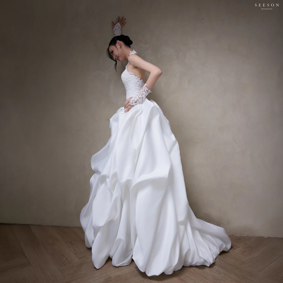 Váy cưới Élise TE-03 — Cổ yếm ren · tùng satin xếp bọng — SeesonWedding TP.HCM (ảnh 2/16)