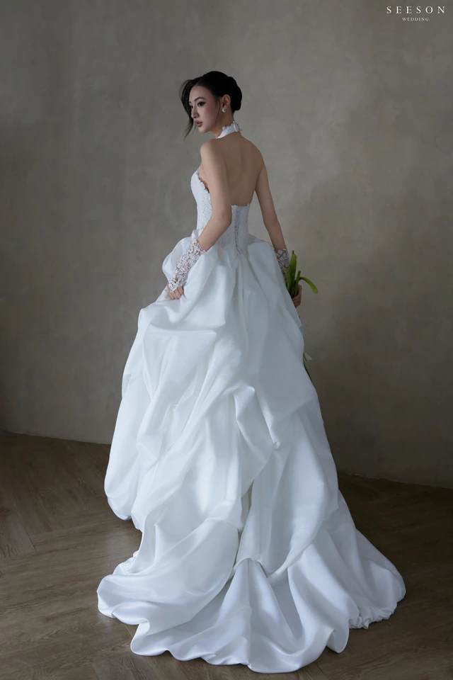 Váy cưới Élise TE-03 — Cổ yếm ren · tùng satin xếp bọng — SeesonWedding TP.HCM (ảnh 5/16)