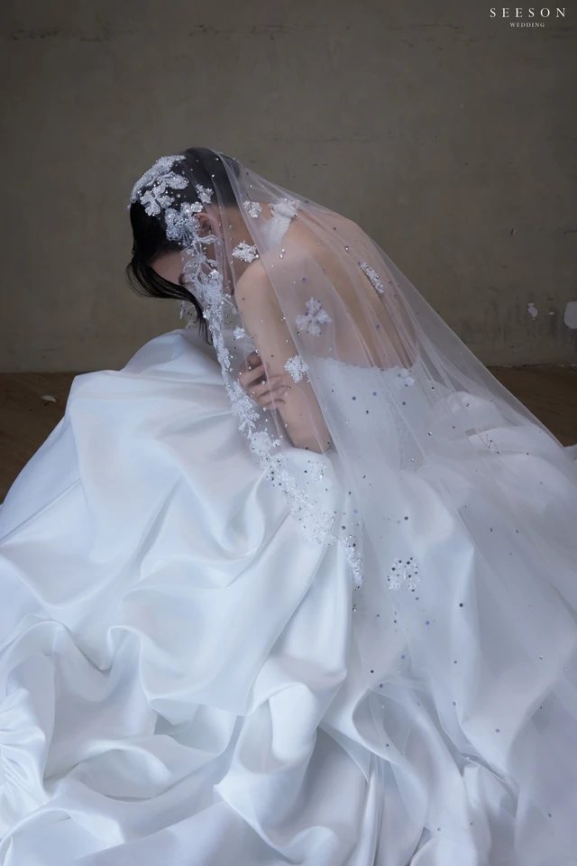 Váy cưới Élise TE-03 — Cổ yếm ren · tùng satin xếp bọng — SeesonWedding TP.HCM (ảnh 9/16)