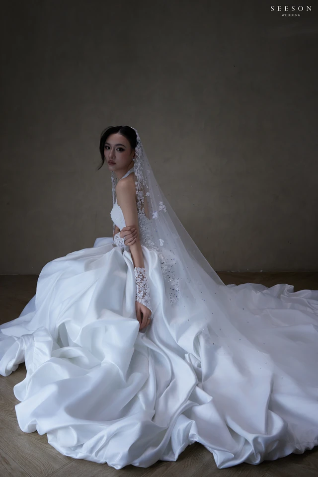 Váy cưới Élise TE-03 — Cổ yếm ren · tùng satin xếp bọng — SeesonWedding TP.HCM (ảnh 10/16)