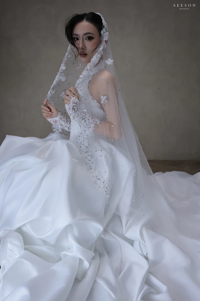 Váy cưới Élise TE-03 — Cổ yếm ren · tùng satin xếp bọng — SeesonWedding TP.HCM (ảnh 11/16)
