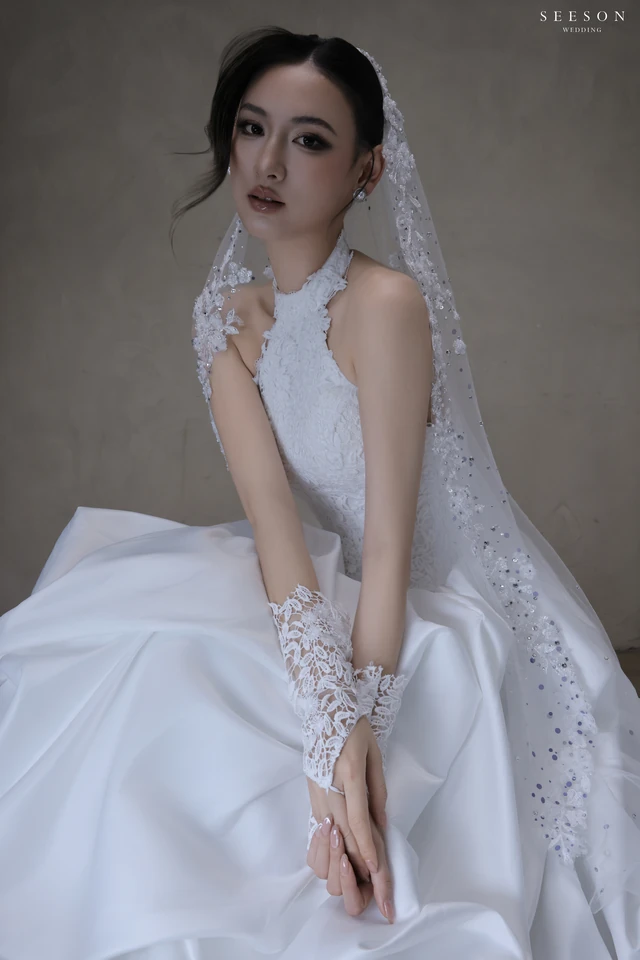Váy cưới Élise TE-03 — Cổ yếm ren · tùng satin xếp bọng — SeesonWedding TP.HCM (ảnh 12/16)