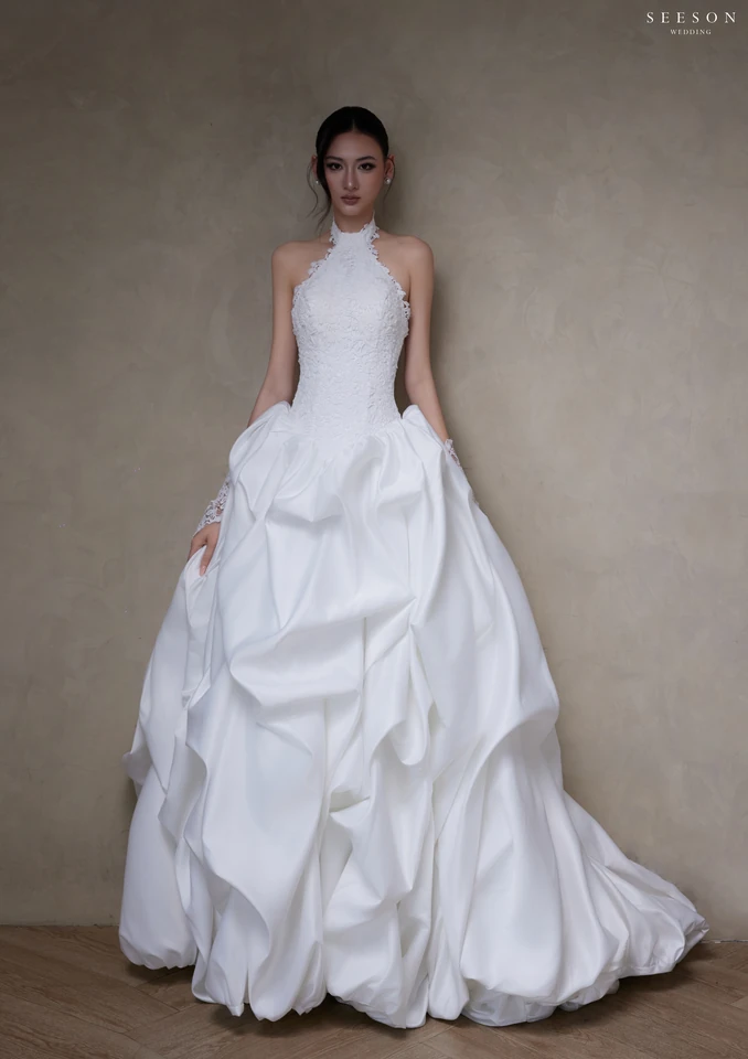 Váy cưới Élise TE-03 — Cổ yếm ren · tùng satin xếp bọng — SeesonWedding TP.HCM (ảnh 14/16)