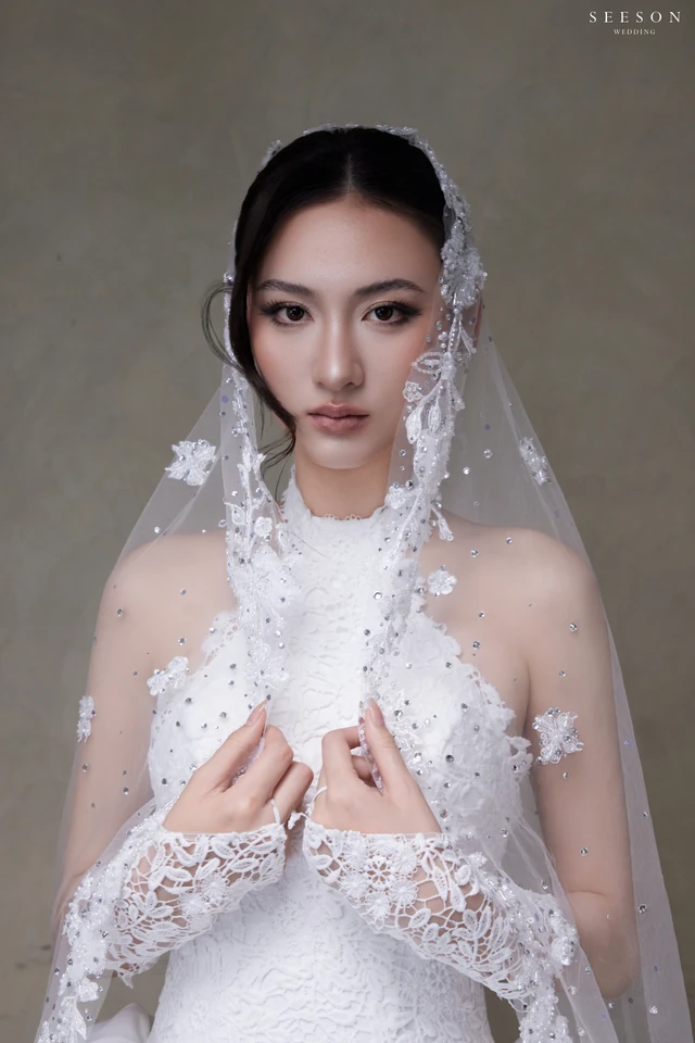 Váy cưới Élise TE-03 — Cổ yếm ren · tùng satin xếp bọng — SeesonWedding TP.HCM (ảnh 15/16)