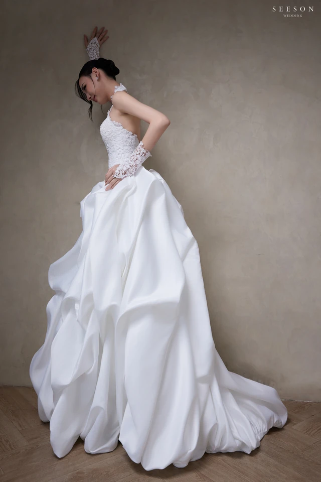 Váy cưới Élise TE-03 — Cổ yếm ren · tùng satin xếp bọng — SeesonWedding TP.HCM (ảnh 16/16)