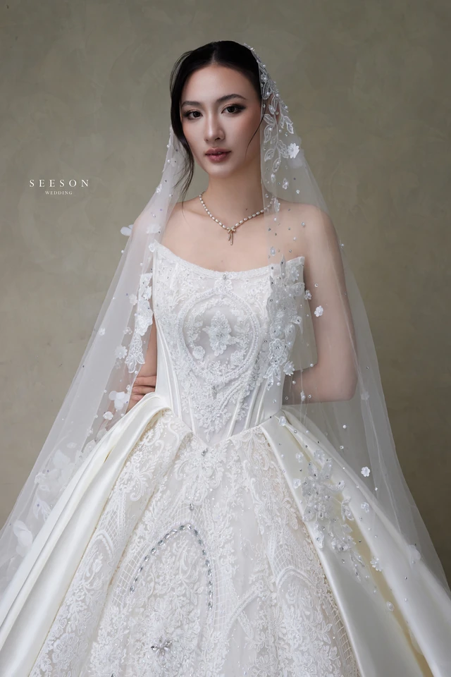 Váy cưới Seraphina TE-04 — Ren đính kết · voan dài phủ đầu — SeesonWedding TP.HCM (ảnh 1/10)