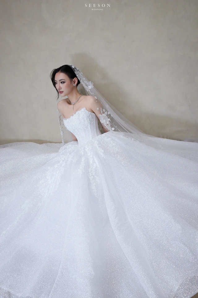 Váy cưới Étoile TE-05 — Tùng kim tuyến · hoa 3D trên voan — SeesonWedding TP.HCM (ảnh 1/9)