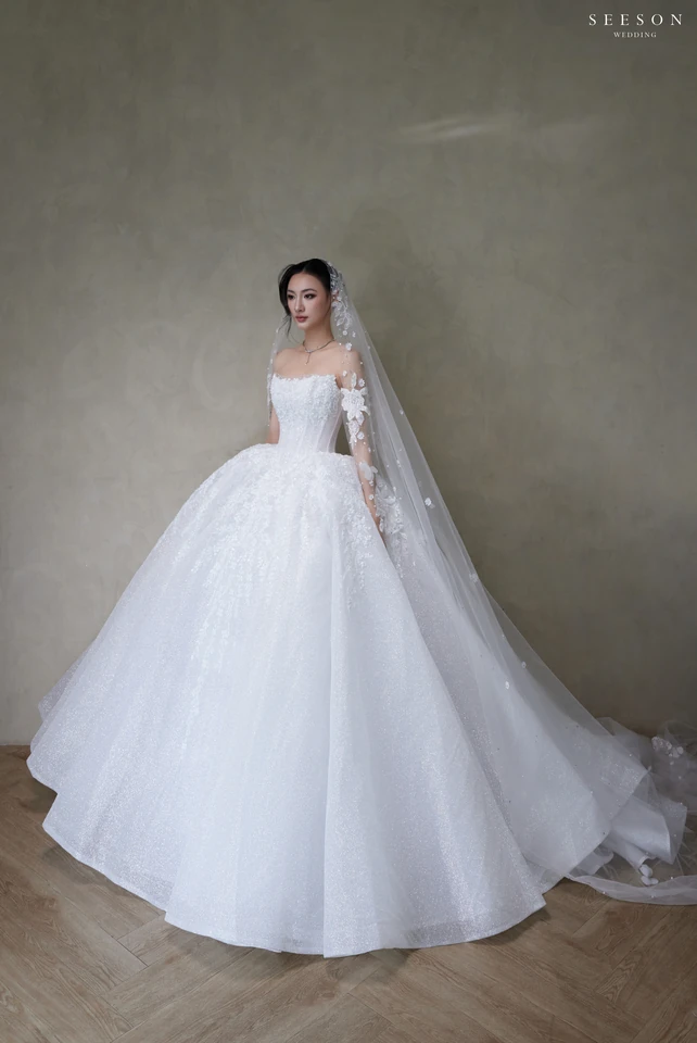 Váy cưới Étoile TE-05 — Tùng kim tuyến · hoa 3D trên voan — SeesonWedding TP.HCM (ảnh 4/9)