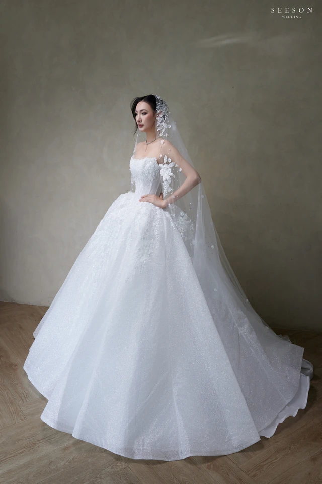 Váy cưới Étoile TE-05 — Tùng kim tuyến · hoa 3D trên voan — SeesonWedding TP.HCM (ảnh 6/9)