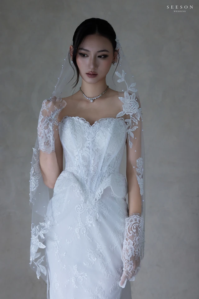 Váy cưới Camélia TE-06 — Đuôi cá ren · voan viền ren hoa — SeesonWedding TP.HCM (ảnh 5/8)