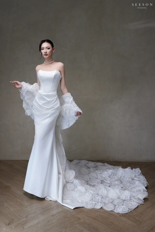 Váy cưới Blanche TE-07 — Satin trơn · đuôi hoa hồng 3D — SeesonWedding TP.HCM (ảnh 1/8)