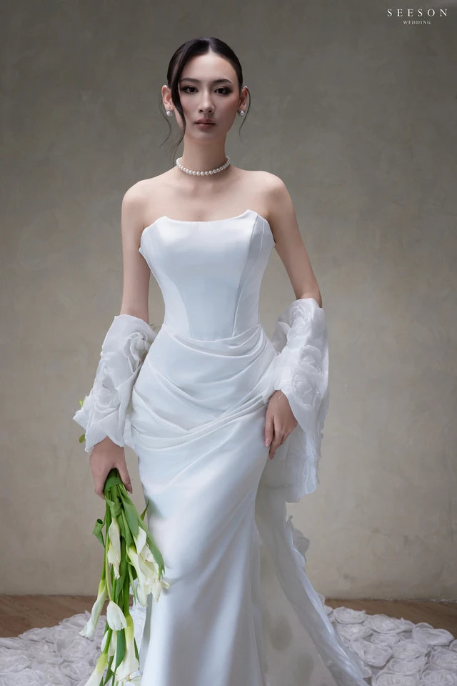 Váy cưới Blanche TE-07 — Satin trơn · đuôi hoa hồng 3D — SeesonWedding TP.HCM (ảnh 3/8)