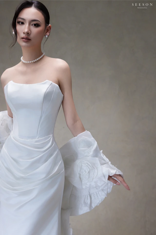 Váy cưới Blanche TE-07 — Satin trơn · đuôi hoa hồng 3D — SeesonWedding TP.HCM (ảnh 4/8)