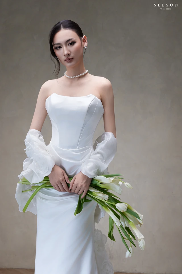 Váy cưới Blanche TE-07 — Satin trơn · đuôi hoa hồng 3D — SeesonWedding TP.HCM (ảnh 5/8)