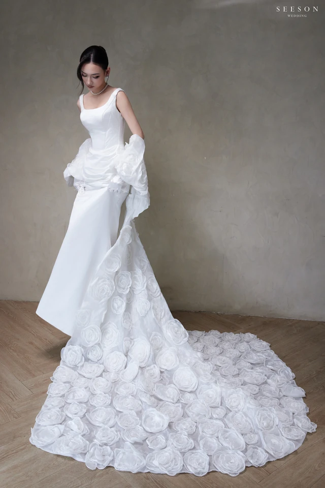 Váy cưới Blanche TE-07 — Satin trơn · đuôi hoa hồng 3D — SeesonWedding TP.HCM (ảnh 7/8)