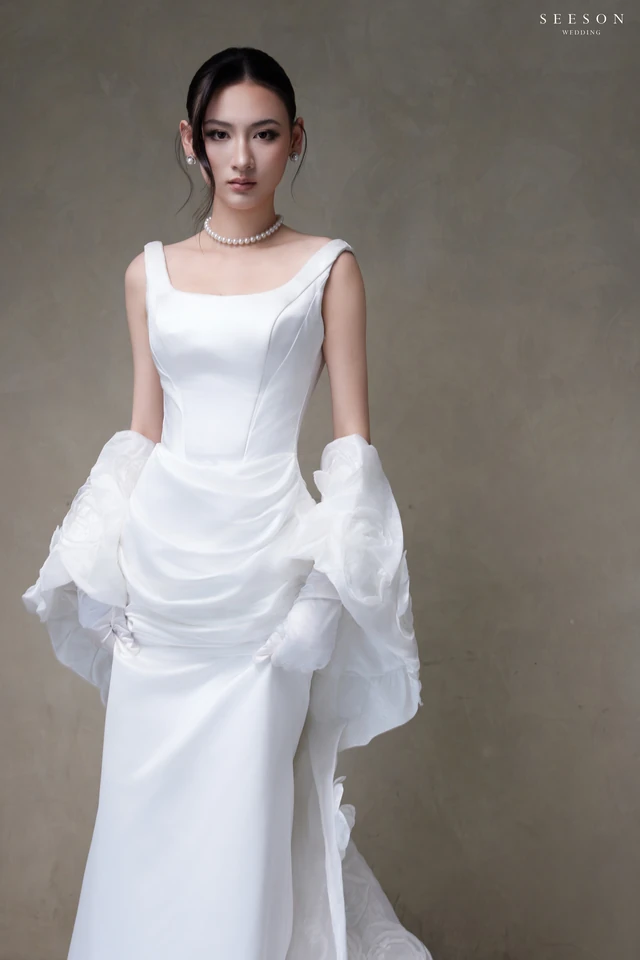 Váy cưới Blanche TE-07 — Satin trơn · đuôi hoa hồng 3D — SeesonWedding TP.HCM (ảnh 8/8)