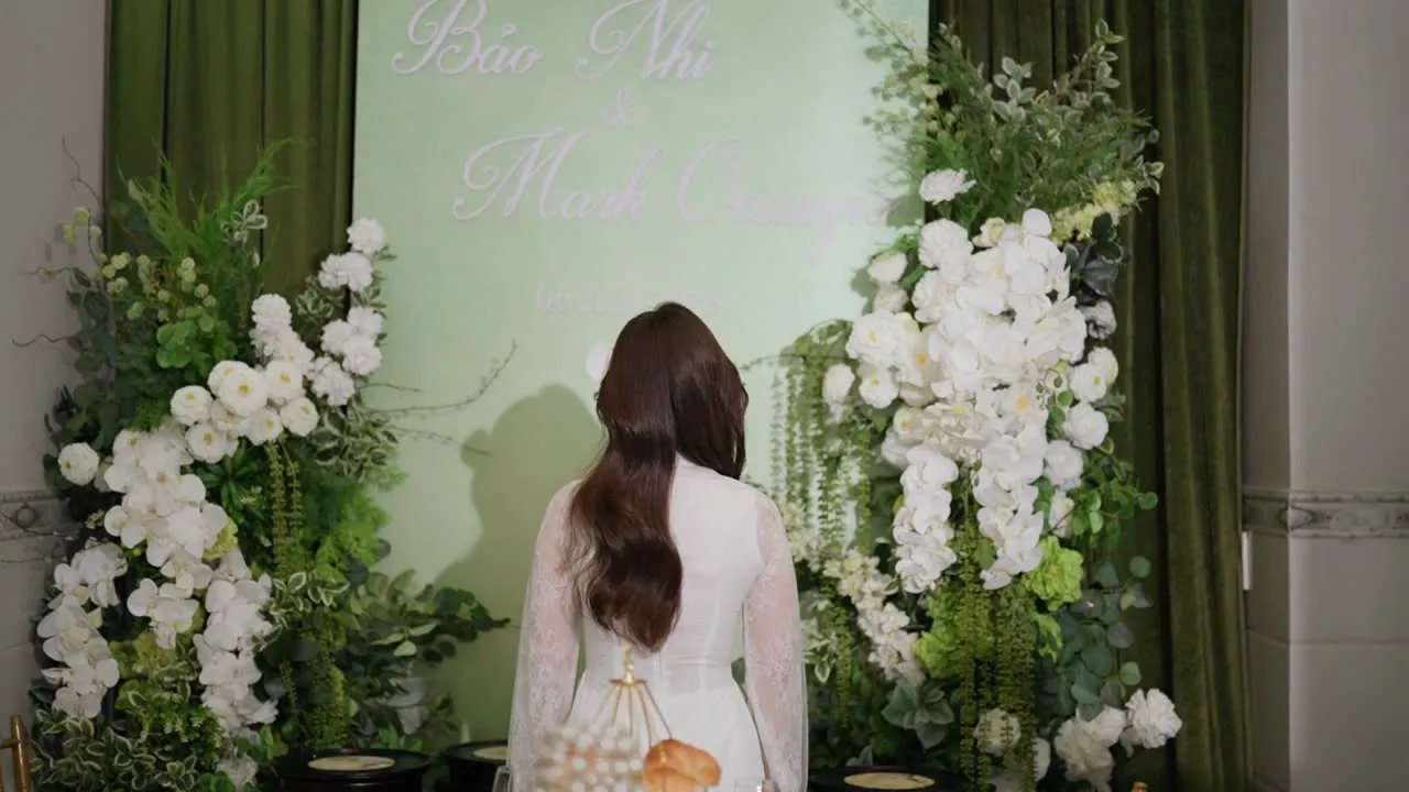 Cô dâu Bảo Nhi trước backdrop hoa ngày cưới