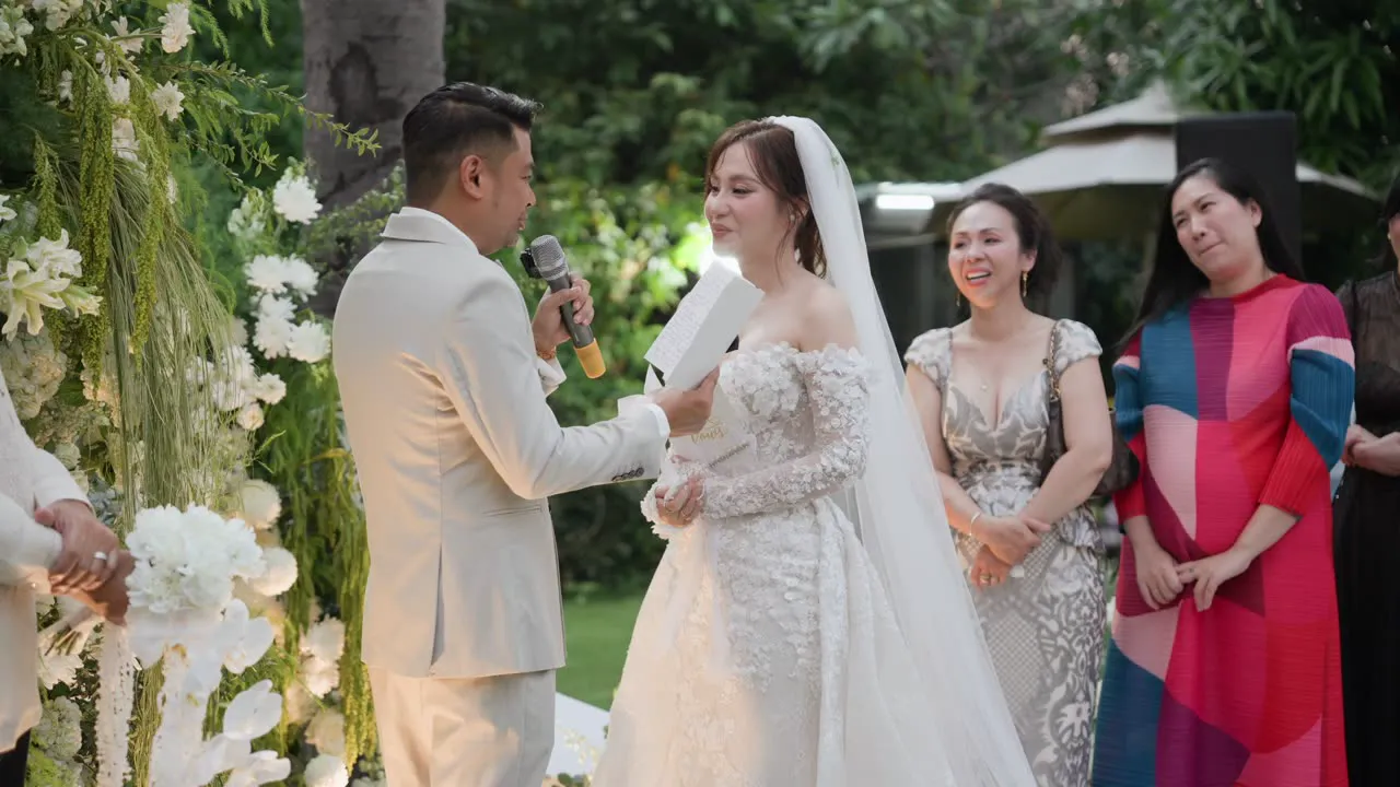 Mark và Bảo Nhi trao lời thề trong tiệc cưới ngoài trời