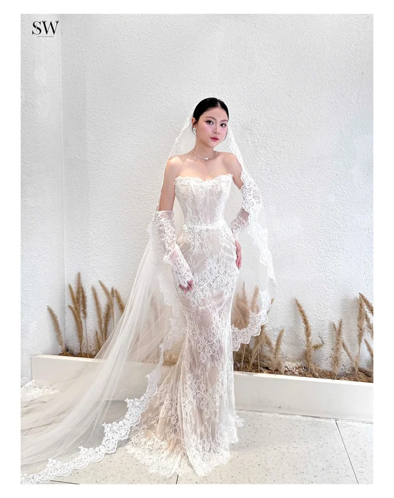 Cô dâu thử váy cưới tại showroom SeesonWedding TP.HCM