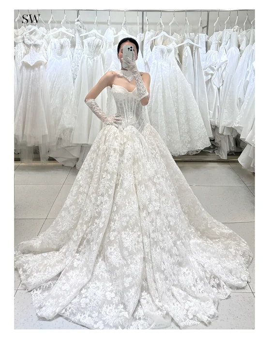 Cô dâu thử váy cưới tại showroom SeesonWedding TP.HCM