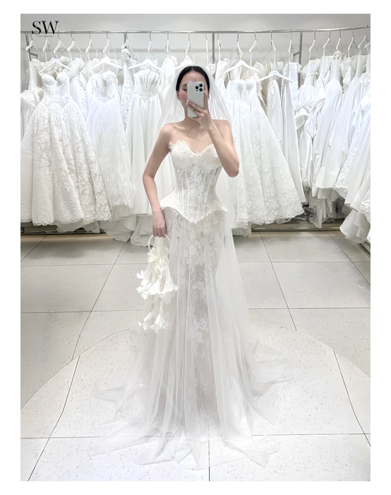 Cô dâu thử váy cưới tại showroom SeesonWedding TP.HCM